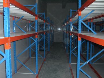 Q235Bのスーパーマーケットおよび産業倉庫のための物質的な中型の義務の棚付け