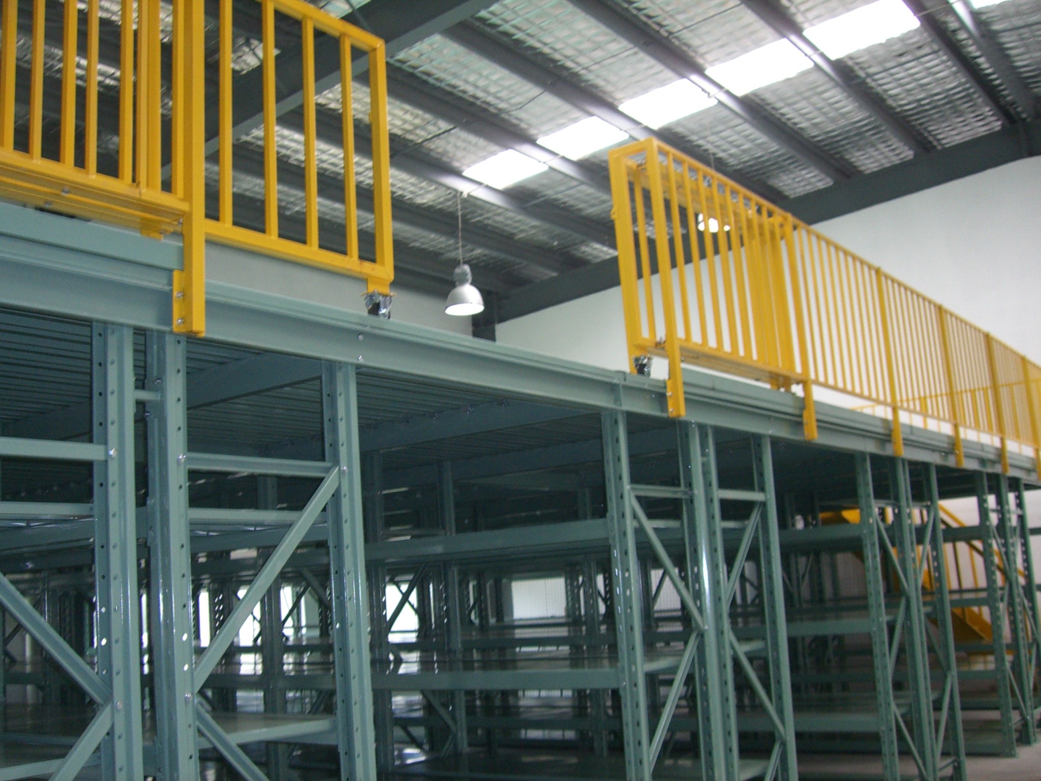 容易な設置倉庫の貯蔵のための鋼鉄多層の中二階の棚