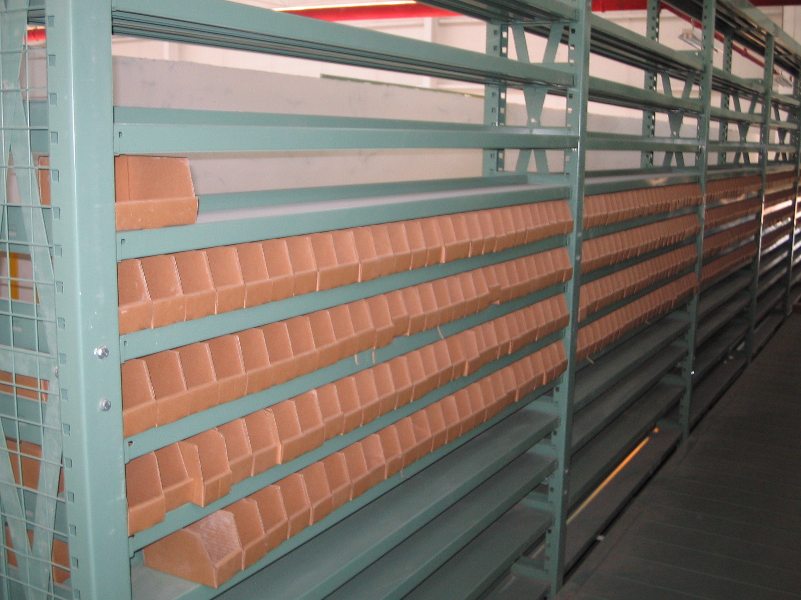 産業倉庫塗られるエポキシの粉が付いている多層の中二階の棚