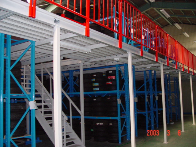 産業倉庫多層の中二階の棚/金属の貯蔵は棚に置きます